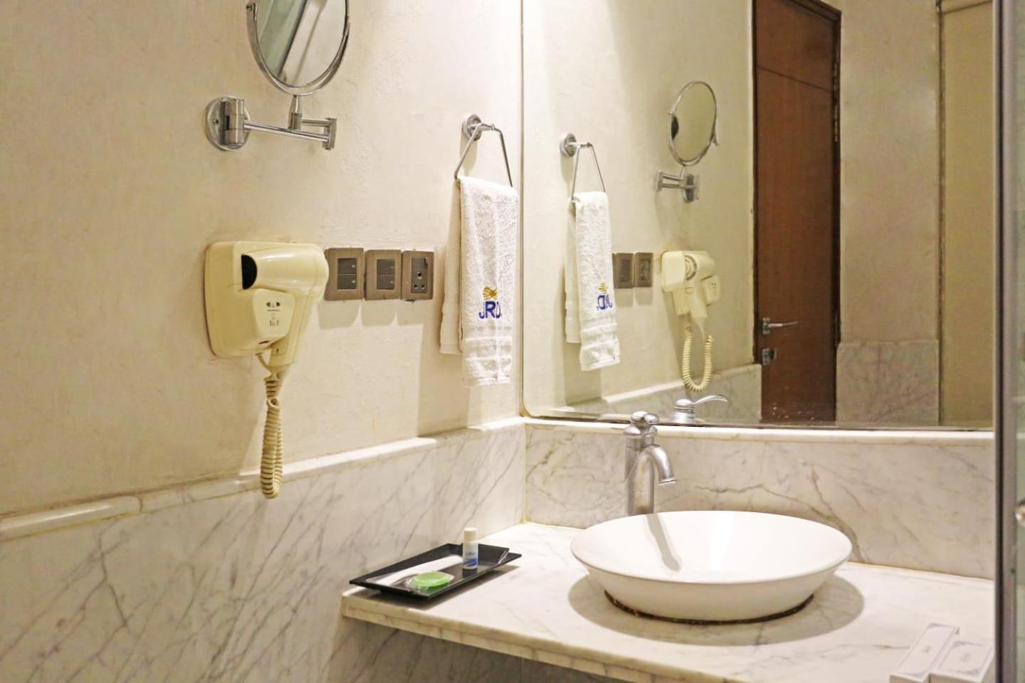 Airport Hotel Claytone Нью-Делі Екстер'єр фото